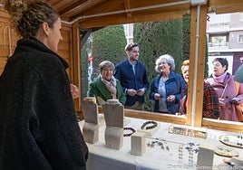 Reparto de guías en el mercadillo de artesanos de la Alameda, ayer.