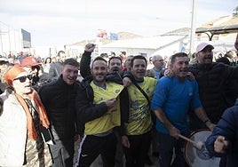 Aficionados de la Minera celebran el lunes el emparejamiento con el Madrid en la Copa.
