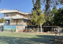 Varios trabajadores en el techo del colegio, durante las obras de sustitución de la cubierta.