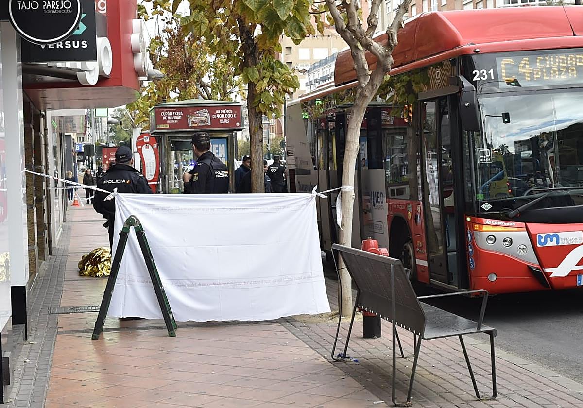 Policías junto al cadáver, este miércoles, en el lugar del suceso.