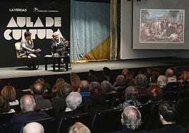 Manuel Madrid y Miguel Falomir conversaron ayer en el Aula de Cultura de LA VERDAD.