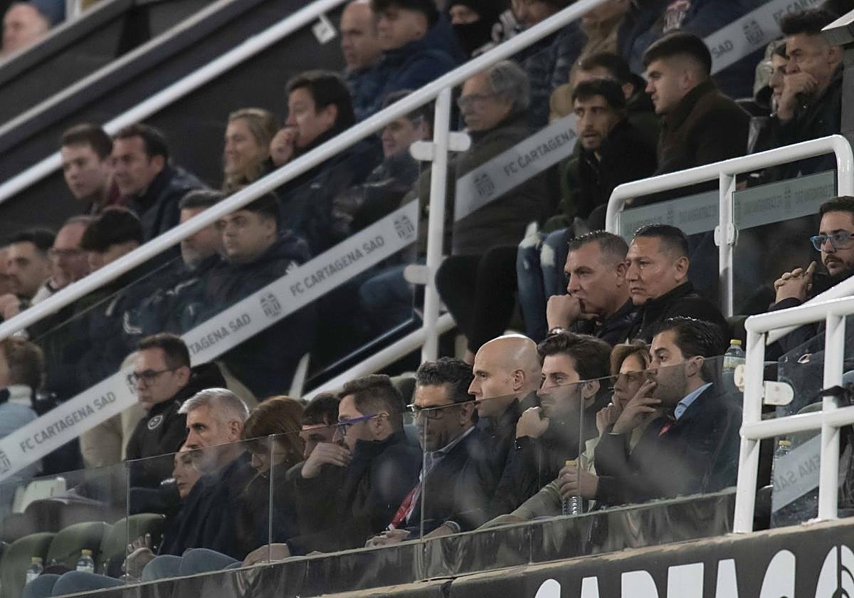 Daniel Núñez Sentado en tercera fila, detrás de Paco Belmonte.