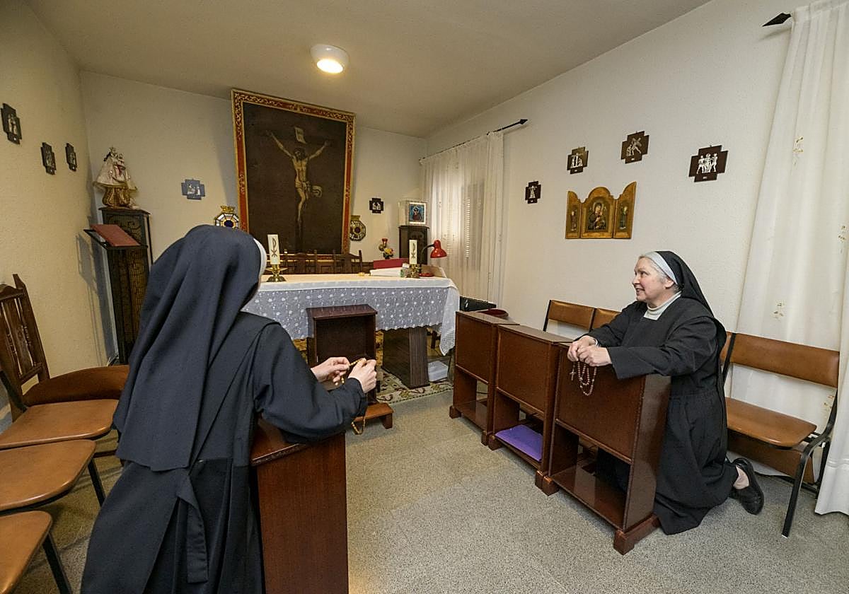 Dos monjas benedictinas, en las instalaciones junto al santuario de La Fuensanta, en una imagen de archivo.