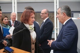 María Marín y el consejero Vázquez, este viernes, antes del inicio del Pleno,