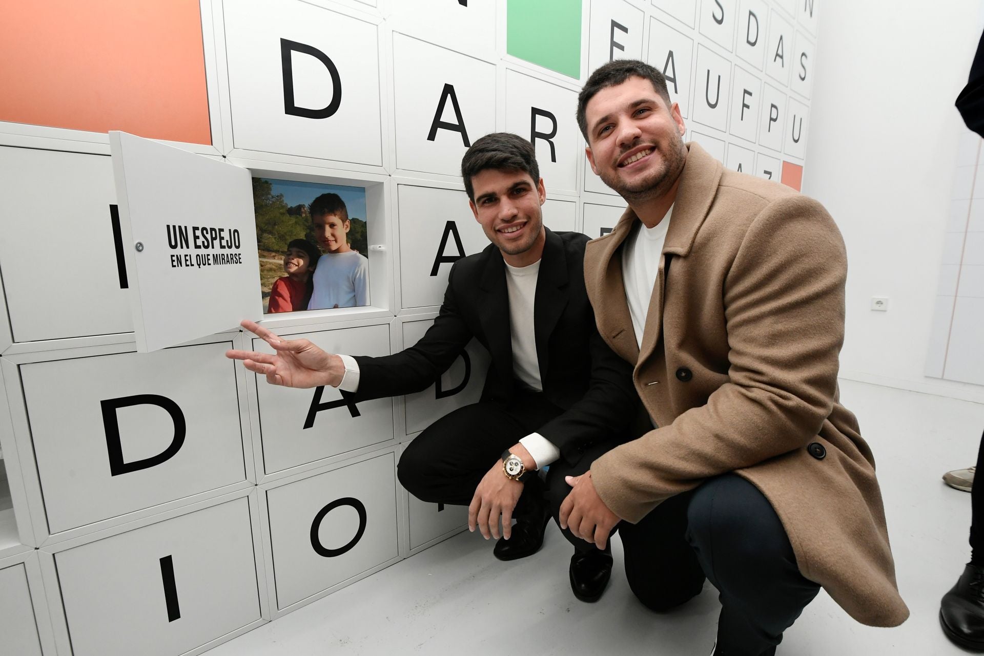 Carlos Alcaraz inaugura su primera exposición, en imágenes