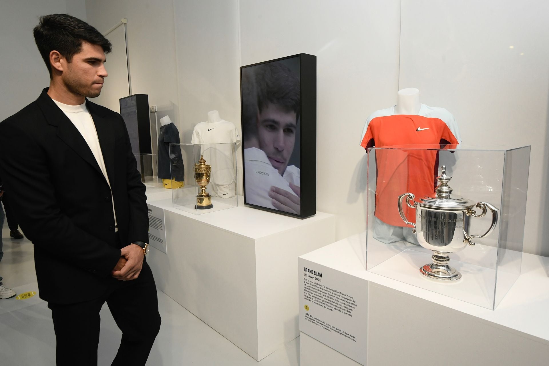Carlos Alcaraz inaugura su primera exposición, en imágenes