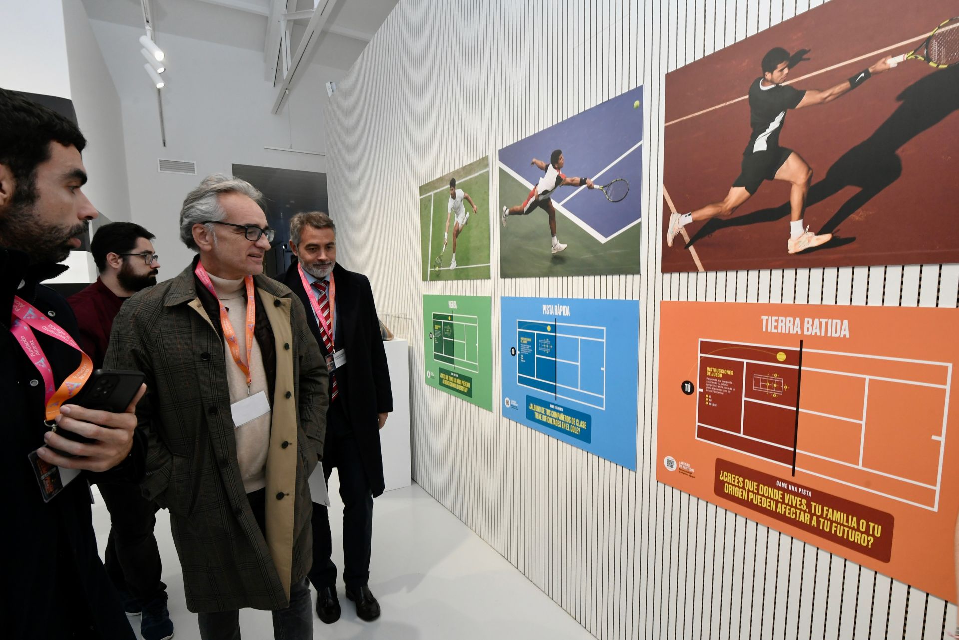 Carlos Alcaraz inaugura su primera exposición, en imágenes