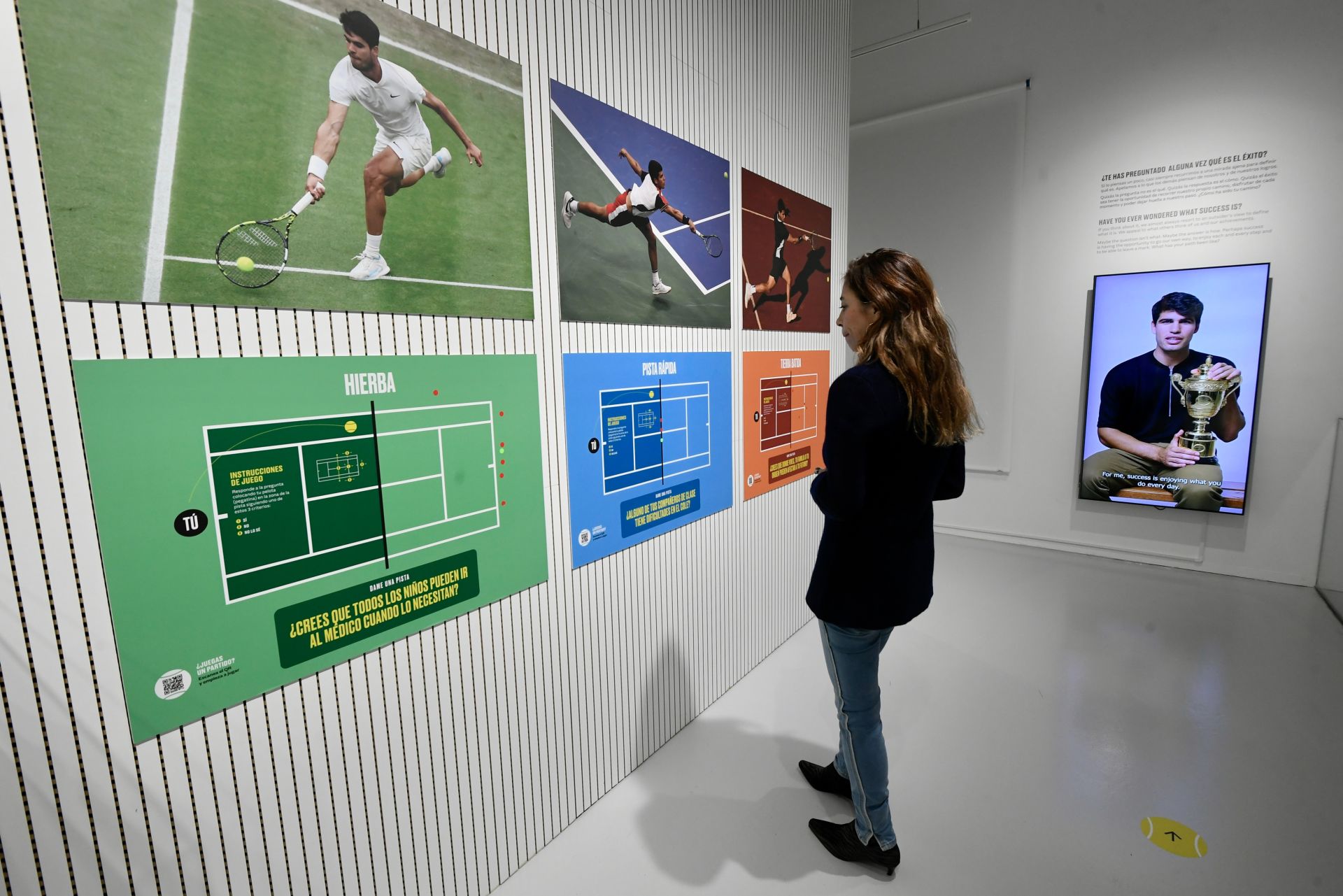 Carlos Alcaraz inaugura su primera exposición, en imágenes