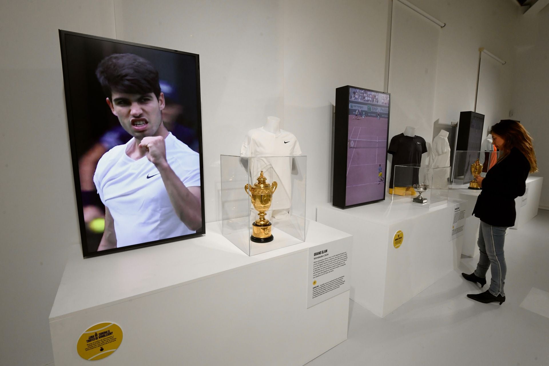 Carlos Alcaraz inaugura su primera exposición, en imágenes