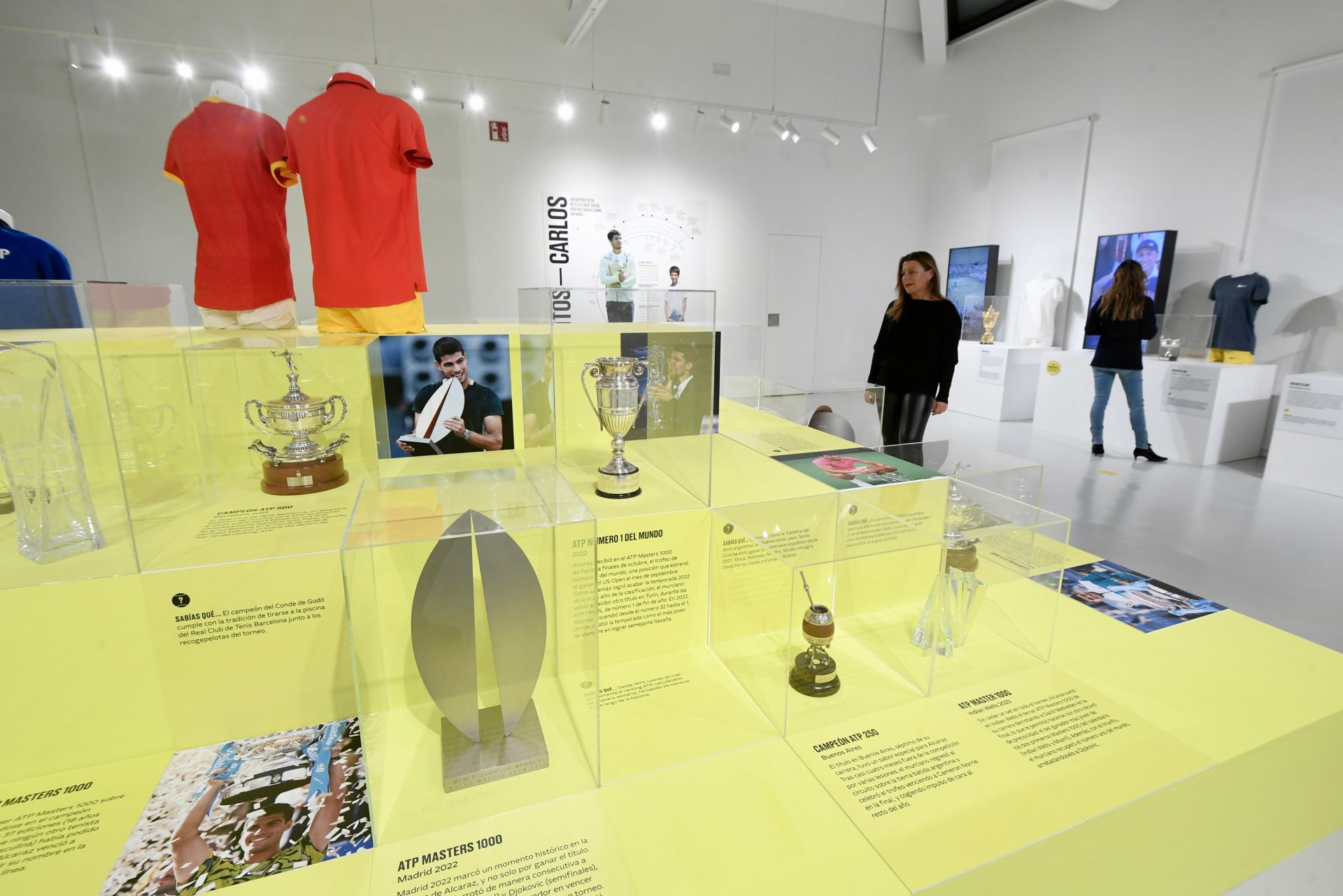 Carlos Alcaraz inaugura su primera exposición, en imágenes