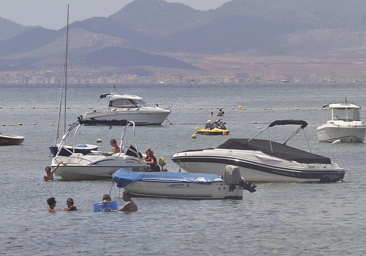 Embarcaciones fondeadas en zonas de baño de la playa del Pedruchillo, en una imagen de archivo.