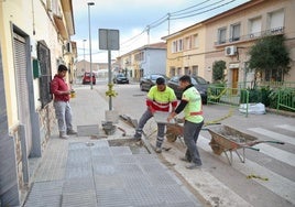 Dos operarios trabajan en el rebaje de aceras en el entorno de Las Cien Casas del Llano del Beal, esta semana.