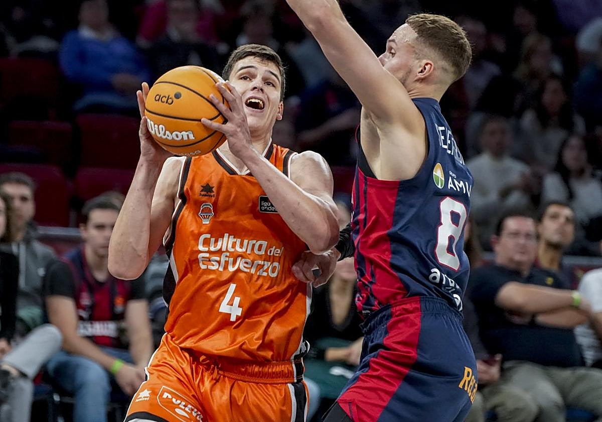 Jaime Pradilla, relevo en la selección, encara a Sedekerskis.