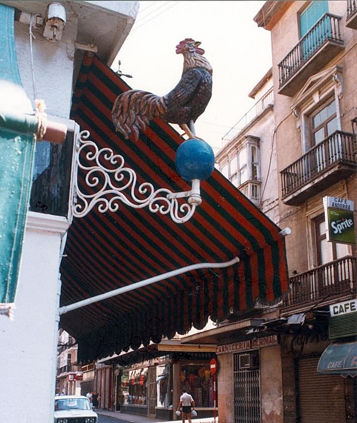 Imagen secundaria 2 - 1. Derribos en la calle de las Beatas. 2. El gallo de la desaparecida zapatería del mismo nombre. 