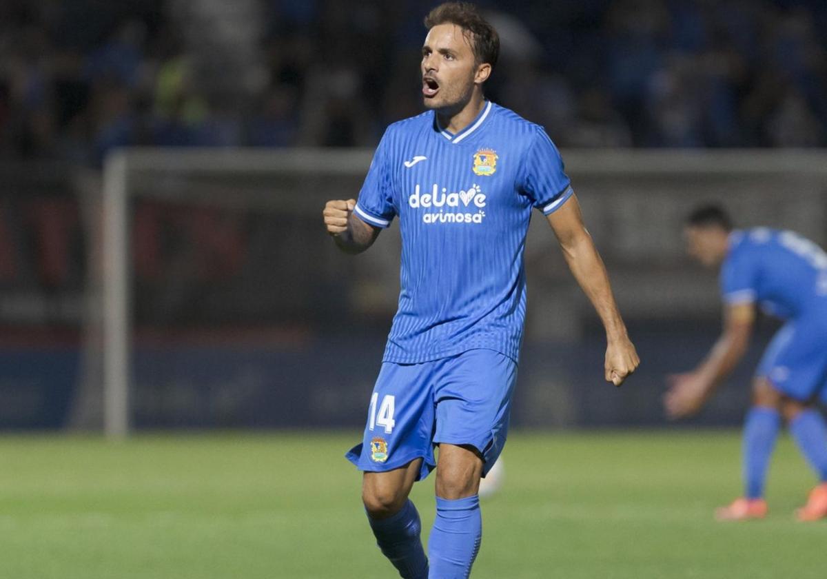 Pedro León, actual jugador del Real Murcia, celebra un gol durante su paso por el Fuenlabrada, en Segunda División, en la temporada 2021-22.