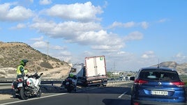 Camión siniestrado en la A-7, en Orihuela.