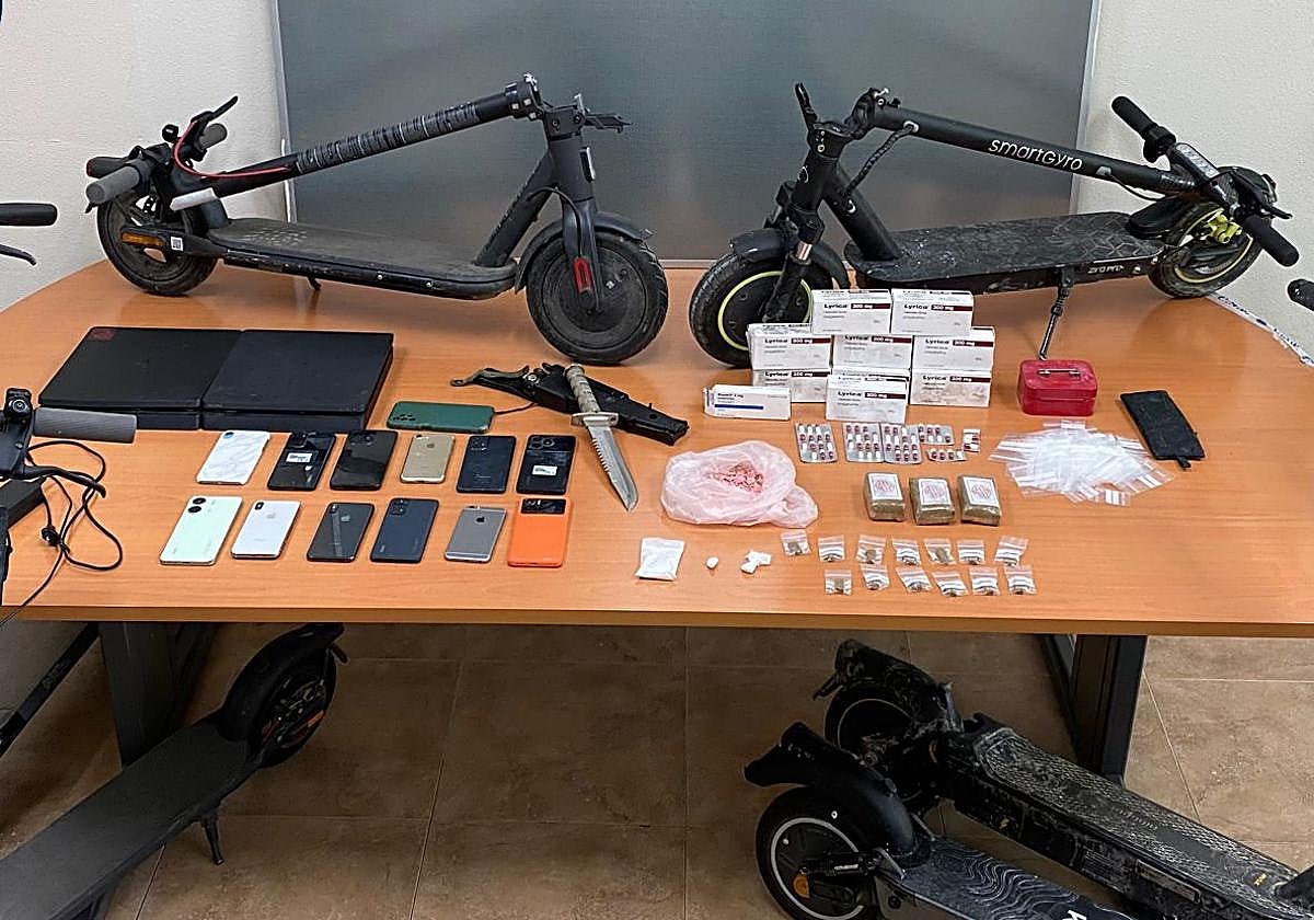 Droga y objetos intervenidos por los agentes.