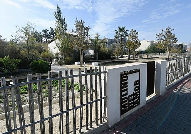 Acceso a la parcela que ocupa el restaurado Molino del Amor, que se encuentra rodeado de huertos y acequias.