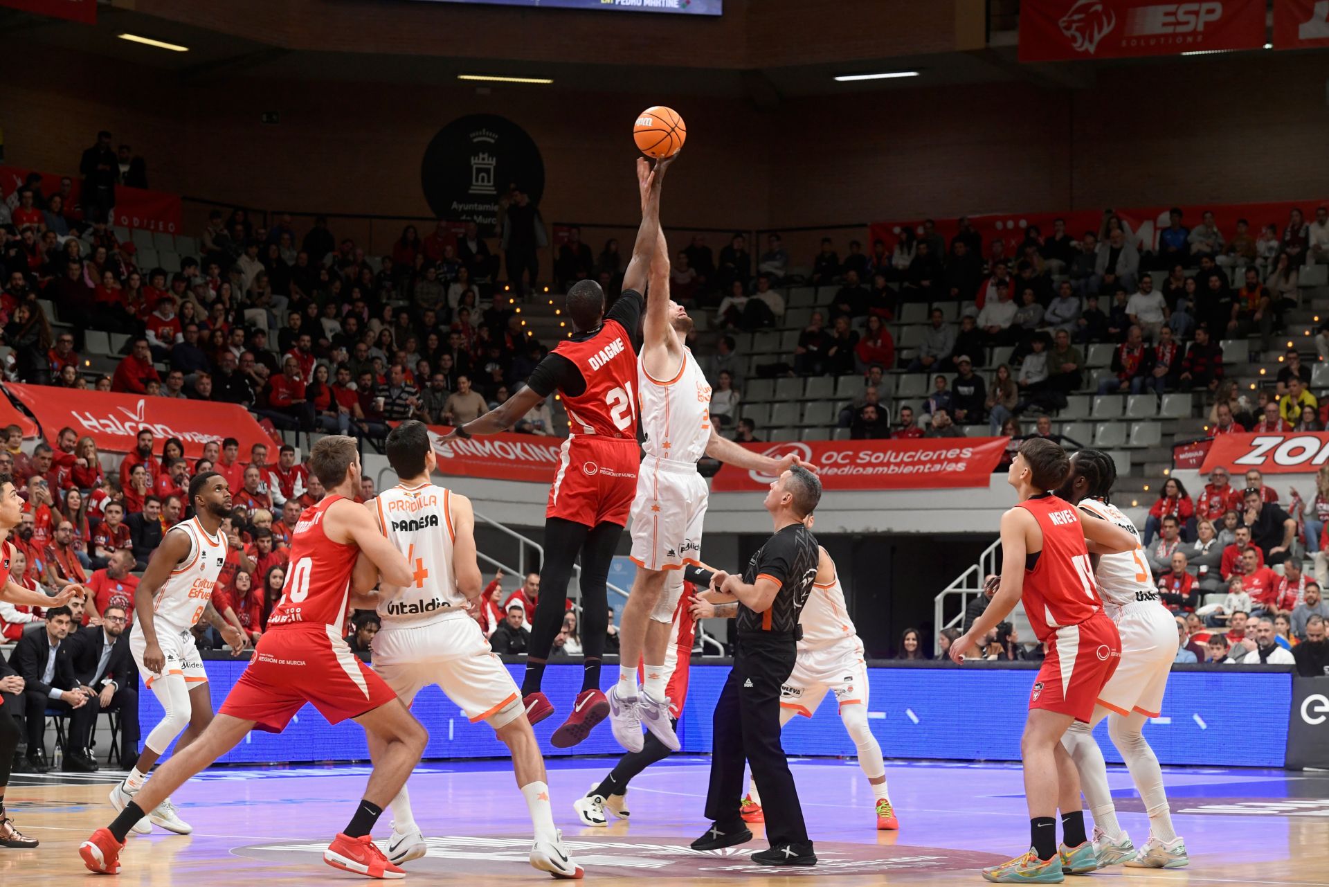 El partido entre el UCAM Murcia y el Valencia Basket, en imágenes