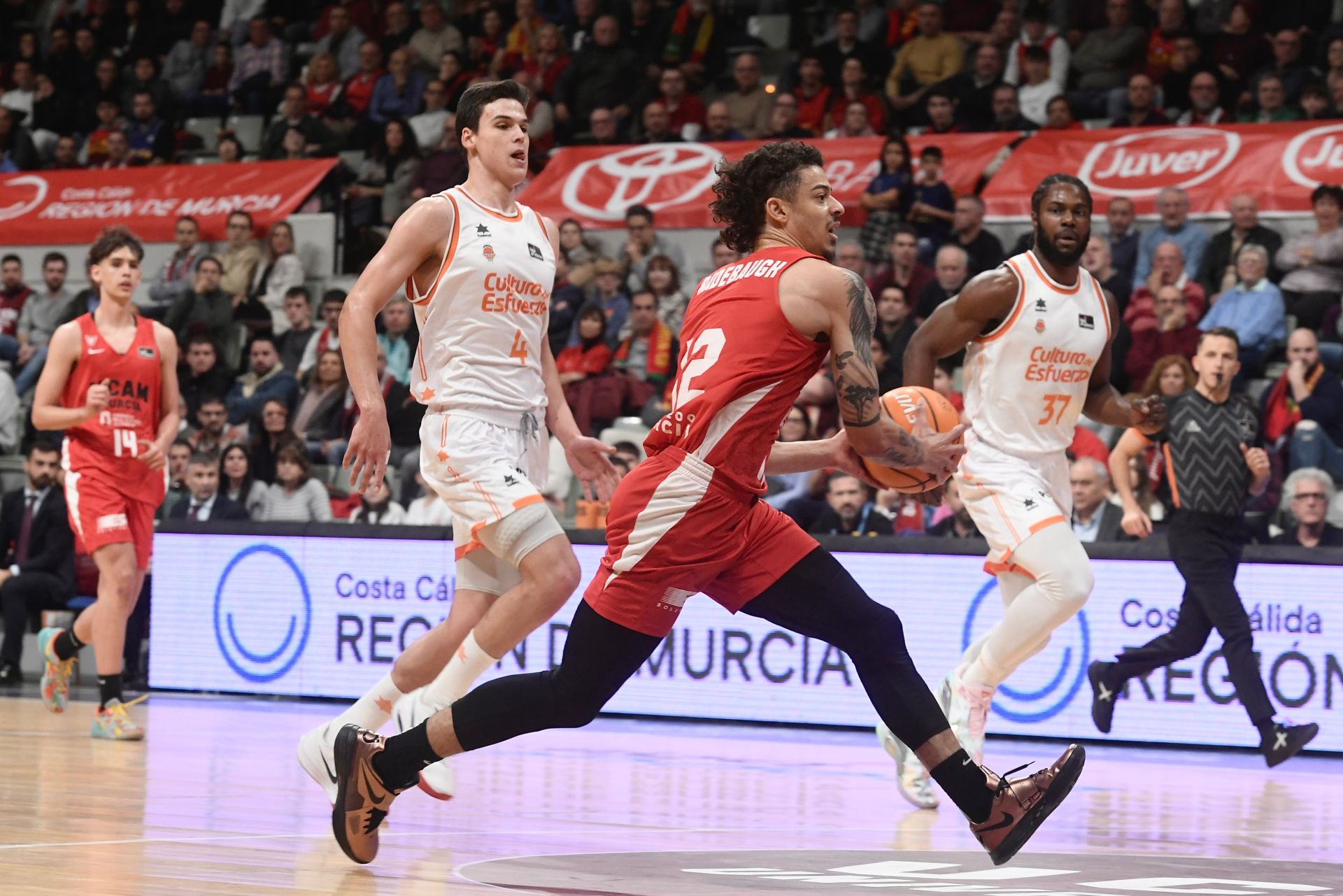 El partido entre el UCAM Murcia y el Valencia Basket, en imágenes
