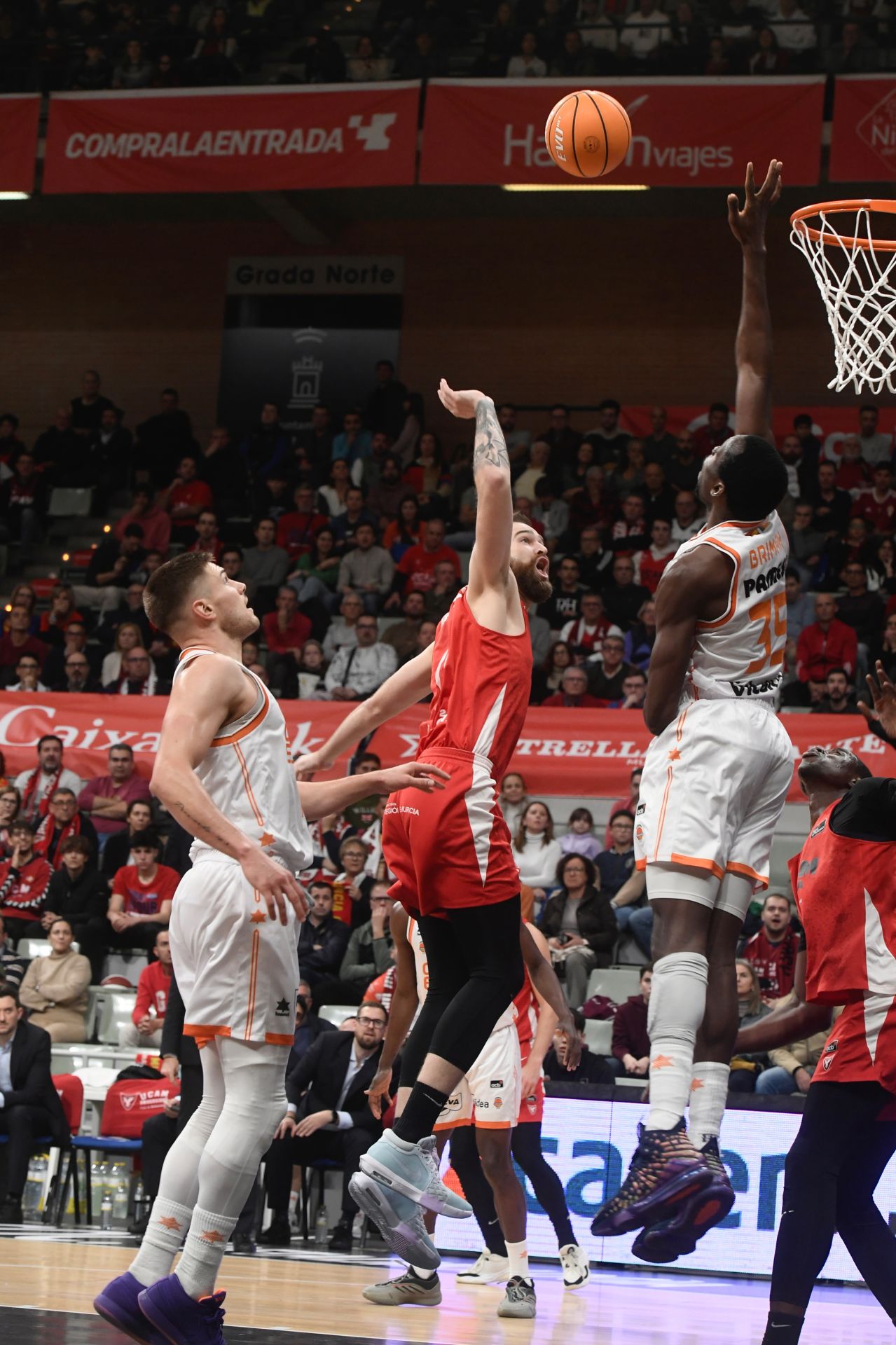 El partido entre el UCAM Murcia y el Valencia Basket, en imágenes