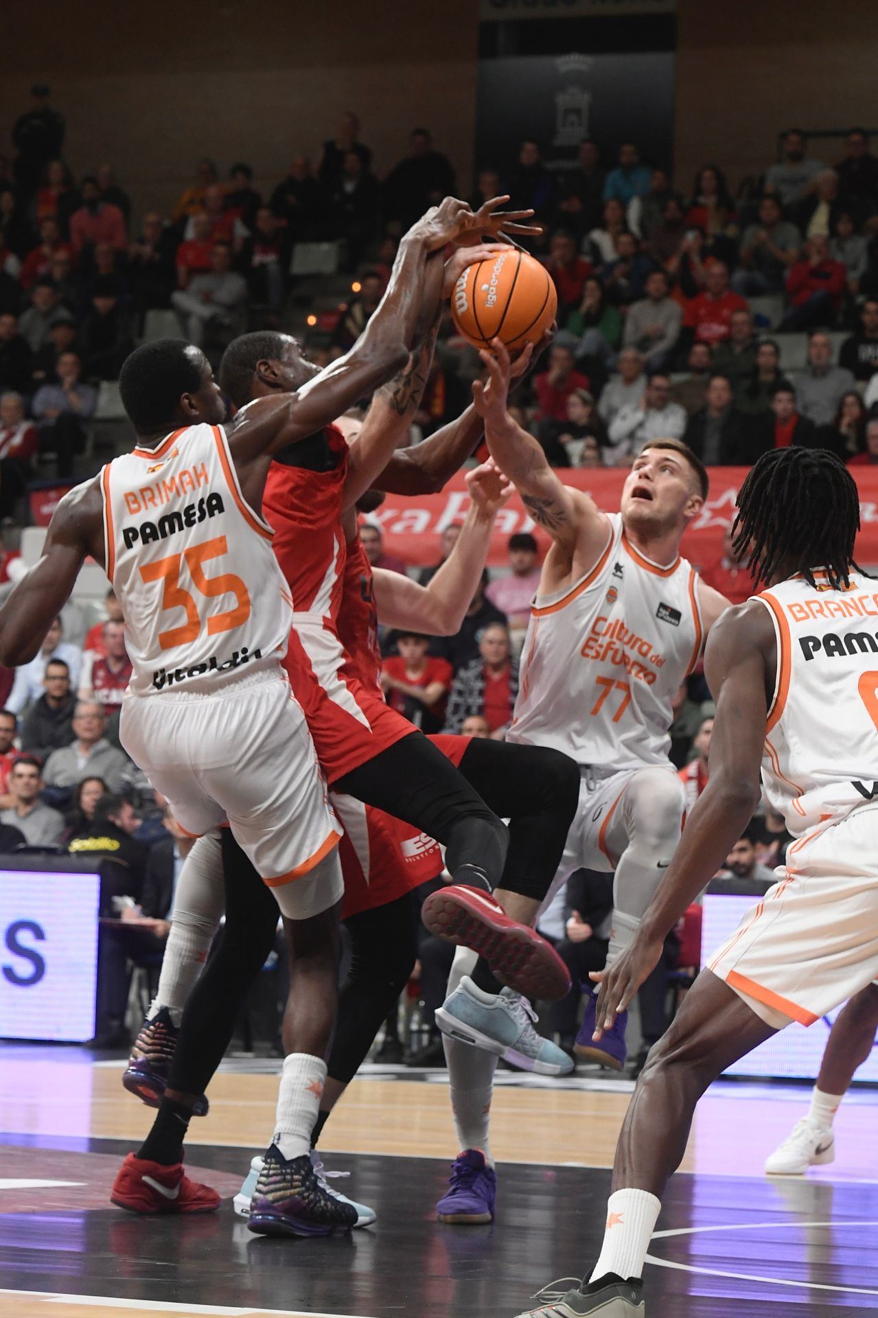 El partido entre el UCAM Murcia y el Valencia Basket, en imágenes