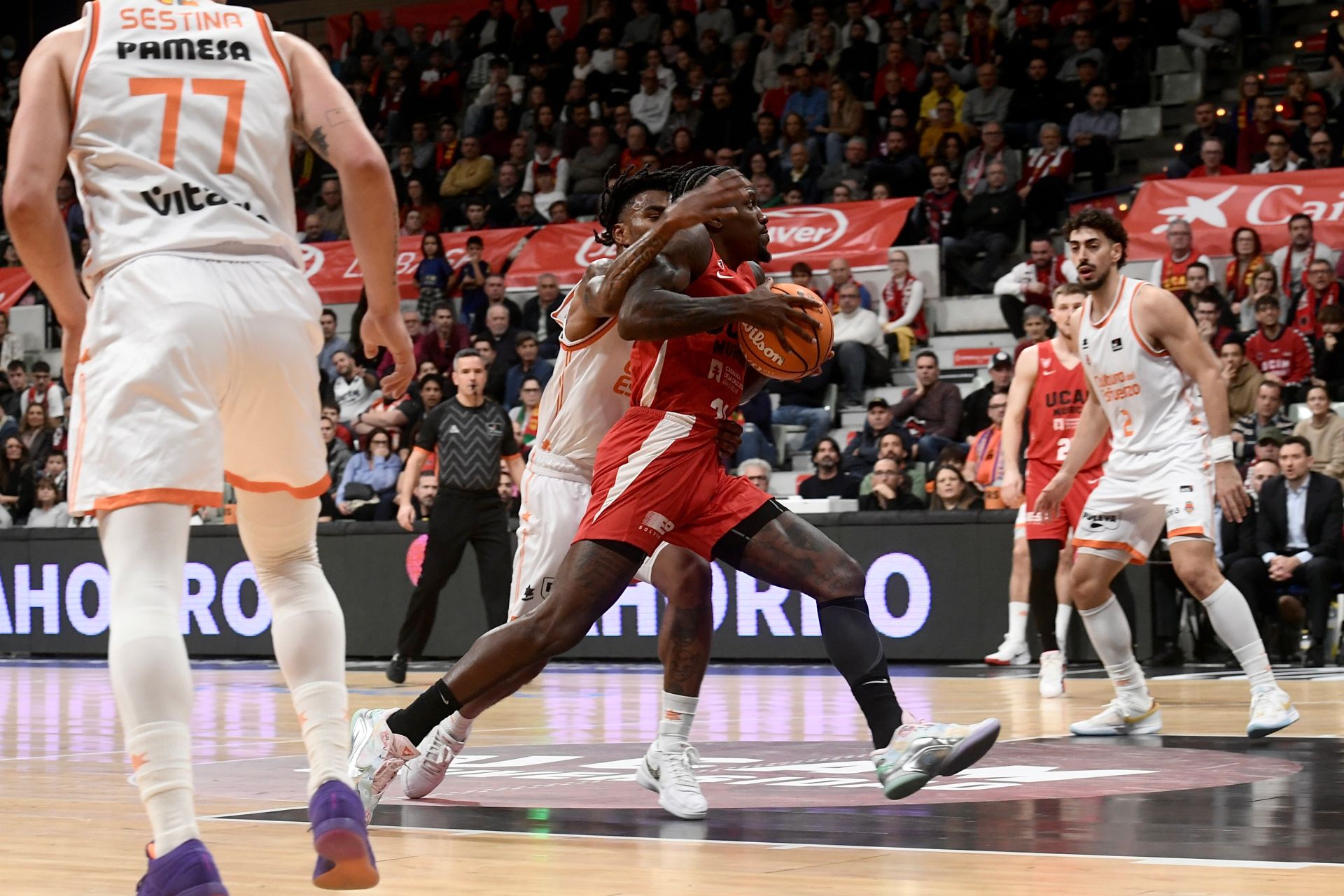 El partido entre el UCAM Murcia y el Valencia Basket, en imágenes