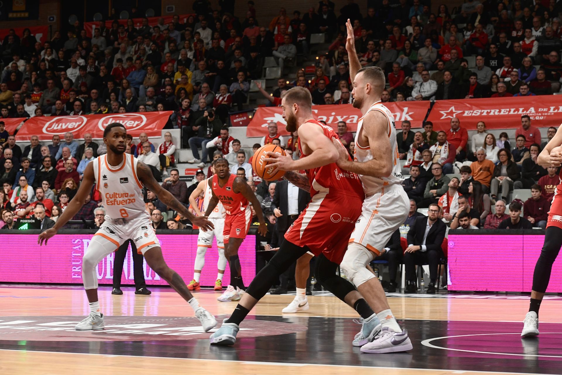 El partido entre el UCAM Murcia y el Valencia Basket, en imágenes