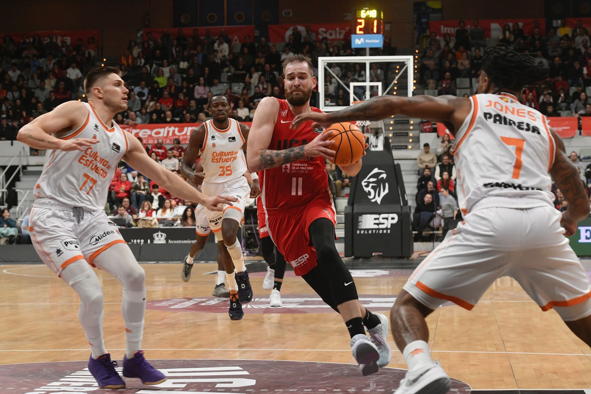 El partido entre el UCAM Murcia y el Valencia Basket, en imágenes