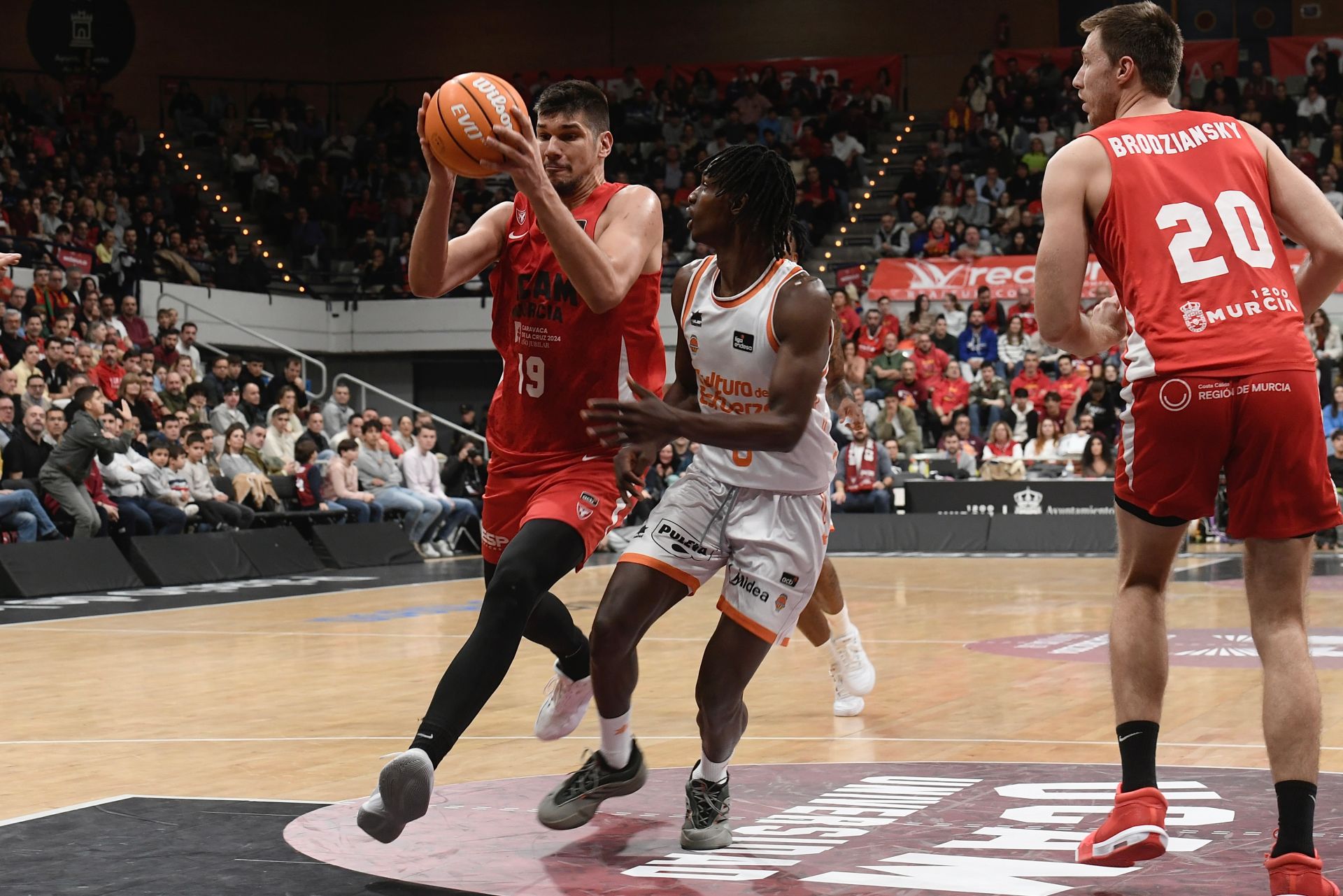 El partido entre el UCAM Murcia y el Valencia Basket, en imágenes