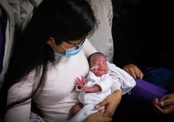 La vida se abre paso. Aitana Esperanza con su madre, Elizabeth Ricaldi, y su padre, Ramiro Villar, en Elche.