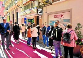 Largas colas en la calle Trapería de Murcia, el pasado jueves, para comprar lotería en la administración de El Gato Negro.