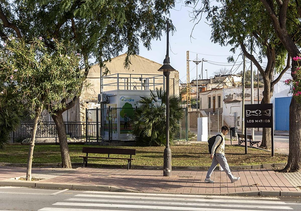 Un joven pasa ante la estación medidora del Puente de Mompeán, en la entrada a los barrios de Santa Lucía y Los Mateos.