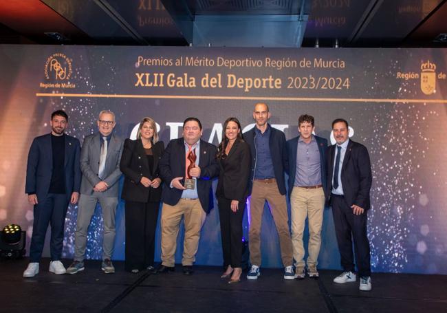 La alcaldesa de Cartagena, Noelia Arroyo, entregó el premio de mejor equipo al Jimbee.