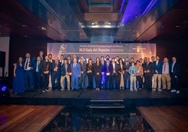 Foto de familia de todos los premiados en la Gala del Deporte celebrada en el Hotel Nelva.