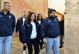 Isabel Díaz Ayuso y Fernando López Miras en el centro y en primer plano, este domingo en Caravaca de la Cruz.