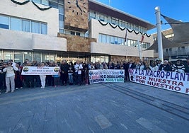Los manifestantes, este domingo, frente al Ayuntamiento de San Javier.