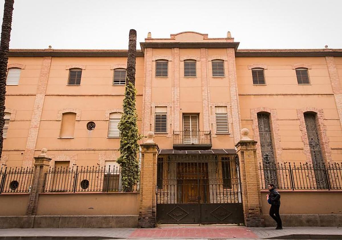 Acceso principal al antiguo asilo de Orihuela en una imagen de archivo.