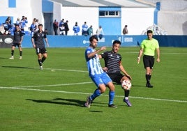 Mario Abenza y Grillo pugnan por el balón, ayer en El Rubial.