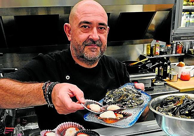 Francisco Martínez regenta el bar de Saavedra Fajardo.