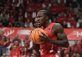 Dylan Ennis, pensativo en el partido de este domingo ante el Valencia Basket.