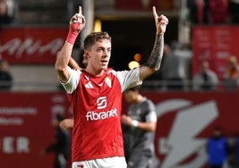 Loren Burón, jugador del Real Murcia, celebra un gol marcado recientemente ante el Castilla.