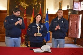 La presidenta Díaz Ayuso recibió una réplica de la Cruz de Caravaca como regalo institucional del Ayuntamiento de Caravaca, tras firmar en el Libro de Honor