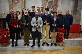 Los galardonados posan junto a las autoridades y los organizadores al finalizar el acto de entrega de los premios Albacara