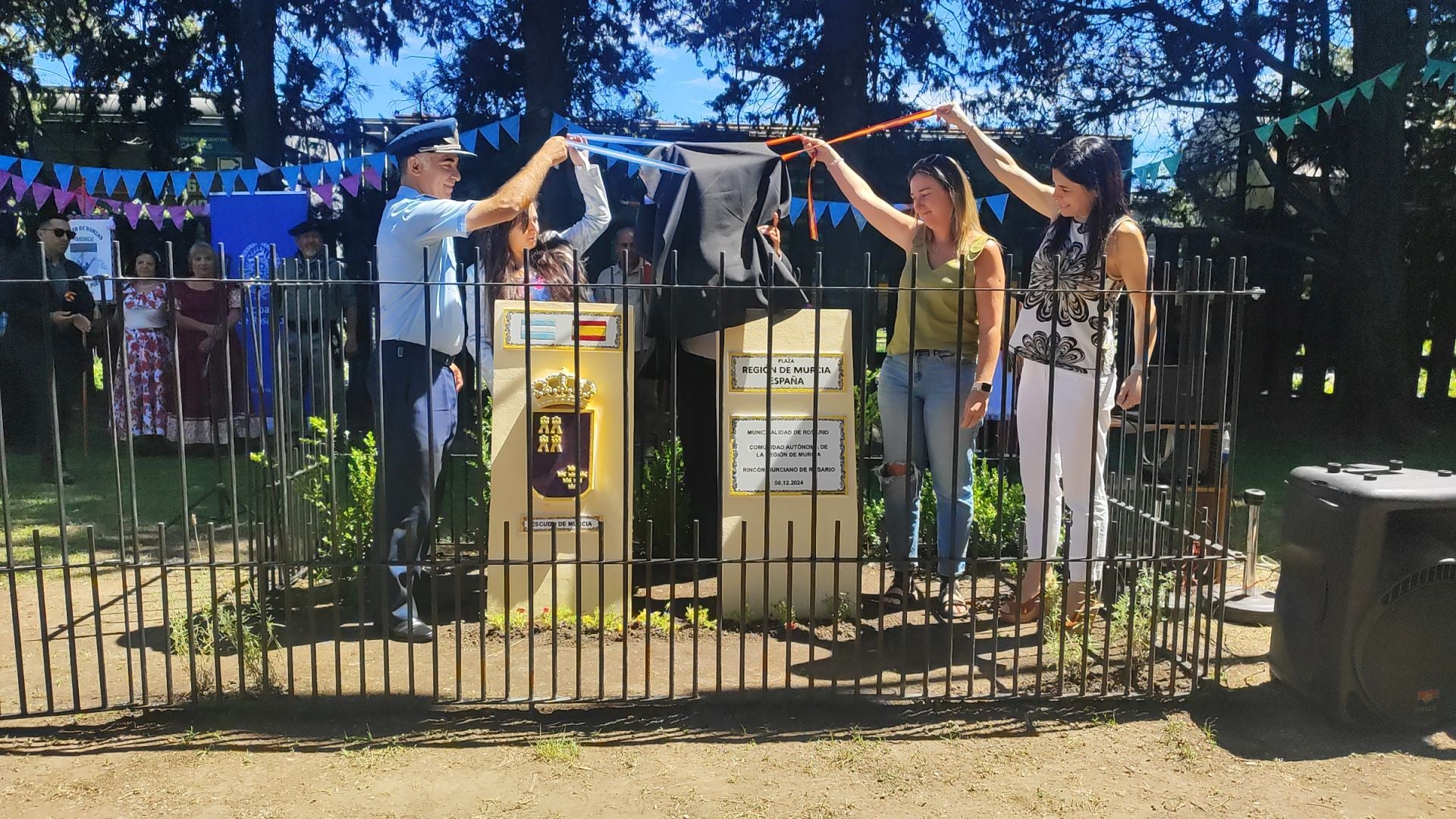 Las imágenes de la inauguración de una plaza para la Región de Murcia en Argentina