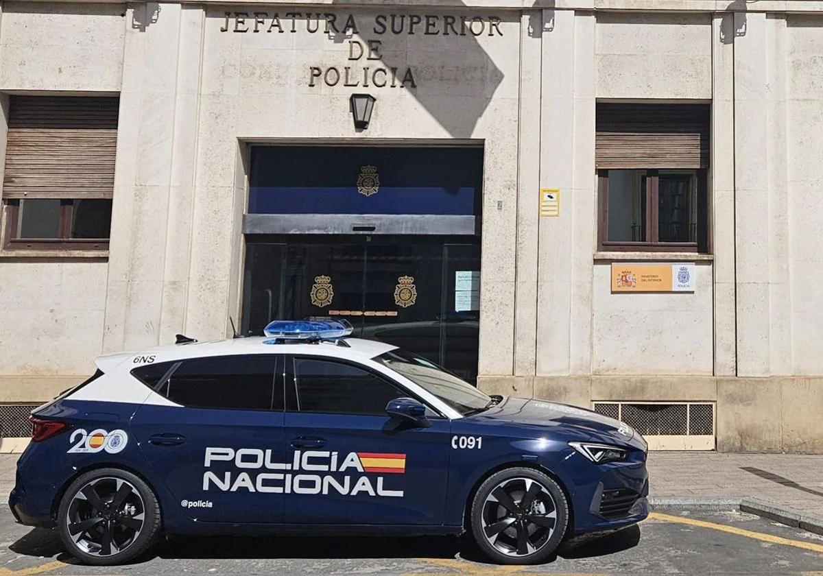 Detenidos por un robo con violencia tras golpear a su víctima con una muleta en Murcia | La Verdad
