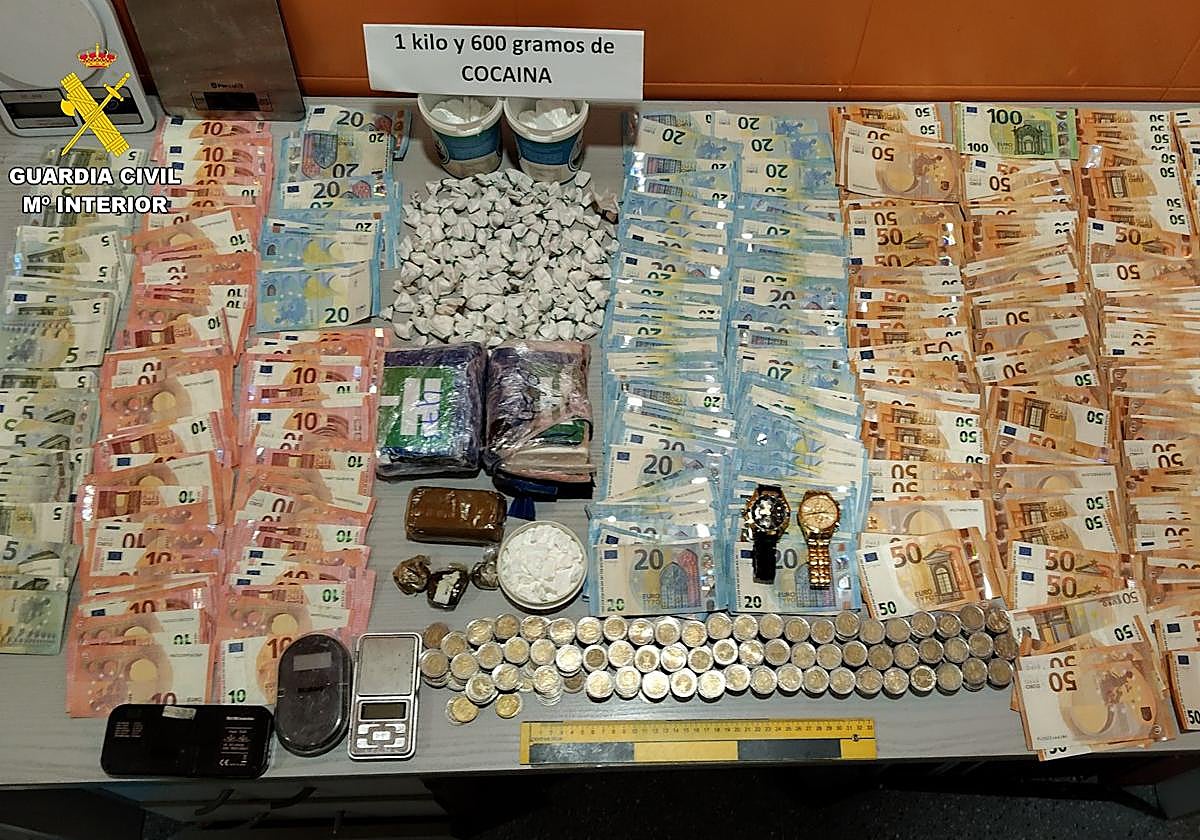 La droga y el dinero incautados por los agentes de la Guardia Civil.