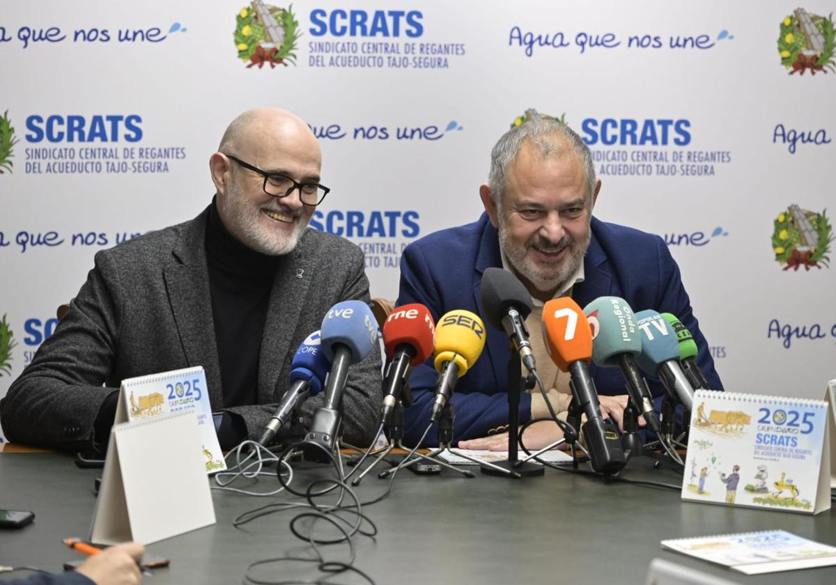 José Manuel Puebla y Lucas Jiménez, este lunes, durante la presentación del almanaque del humorista gráfico.