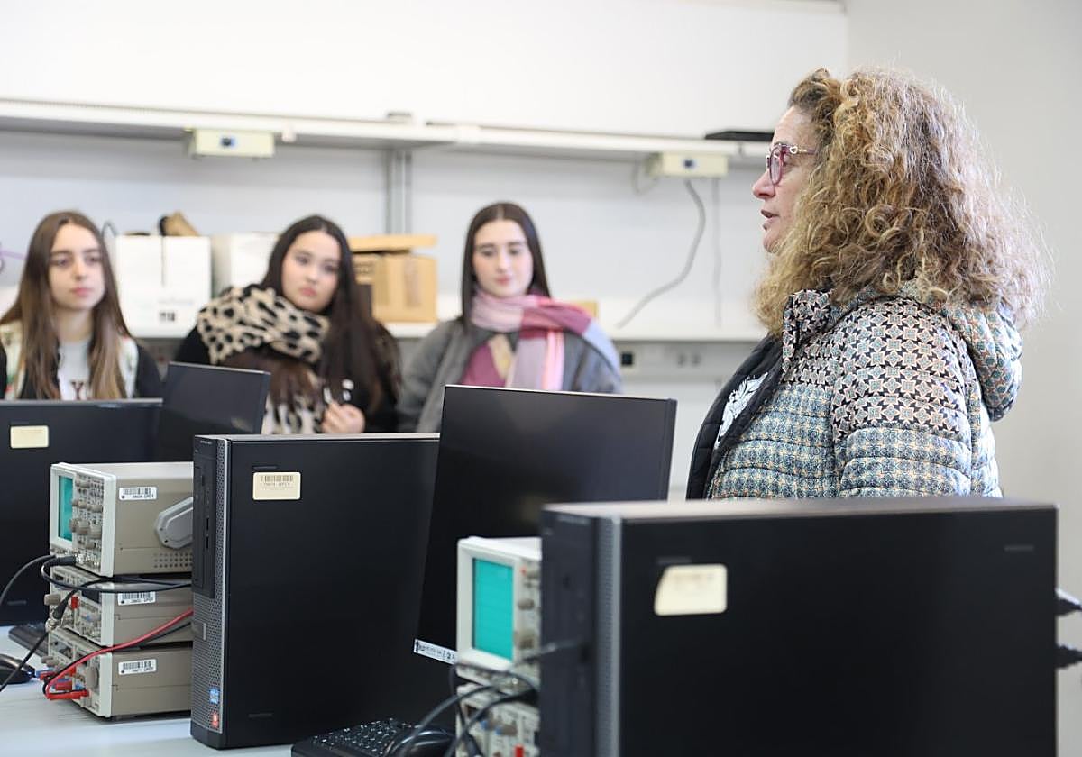 María Socorro García en una de las aulas con los estudiantes.