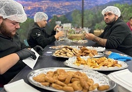 Alumnos de la Escuela Murcia Emplea, ayer, embolsando dulces.